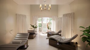 Couples treatment rooms, hot tub, body treatments, aromatherapy