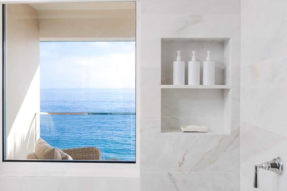 suite, 1 king bed, ocean view | bathroom | combined shower/bathtub, designer toiletries, hair dryer, bathrobes