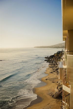 On the beach, white sand, sun loungers, beach umbrellas - Surf & Sand Laguna Beach (Laguna Beach)