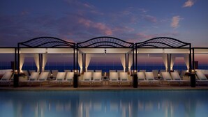 Un espace aménagé au bord de la piscine, avec des chaises longues et une structure en forme de tonnelle.
