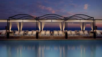 Utendørsbasseng og solsenger