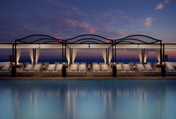 Outdoor pool, open 8:00 AM to 10:00 PM, sun loungers at Surf & Sand Laguna Beach