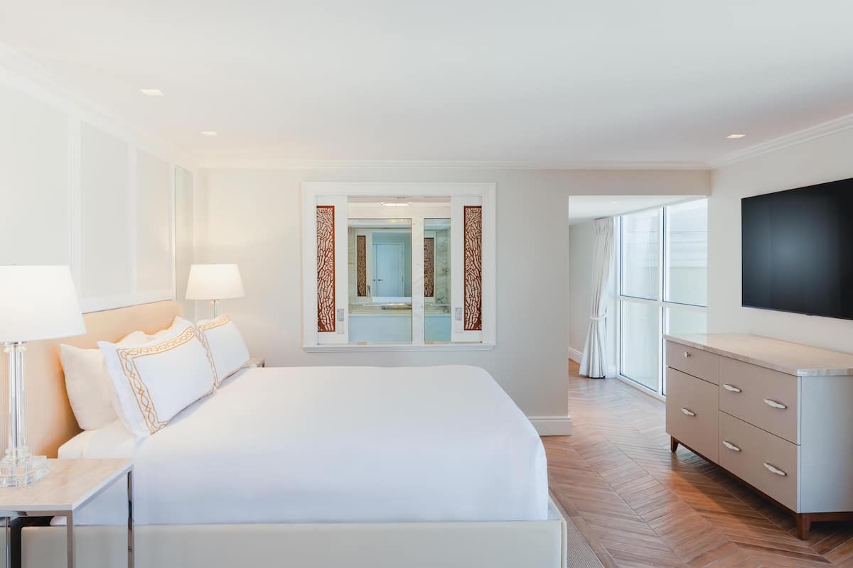 Ropa de cama de alta calidad, edredones de plumas, minibar y caja fuerte