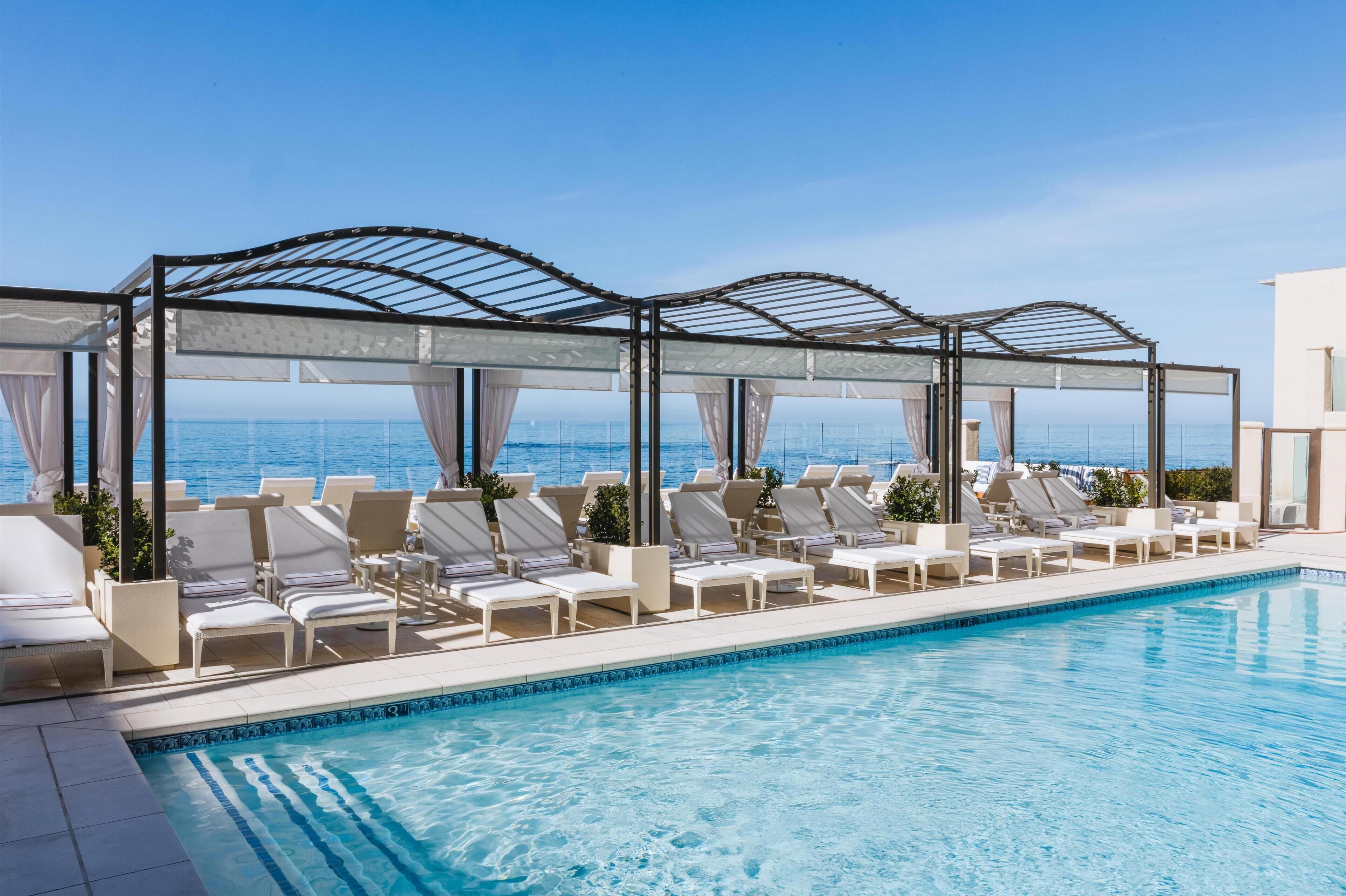 室外游泳池，08:00 至 22:00 开放，日光浴躺椅