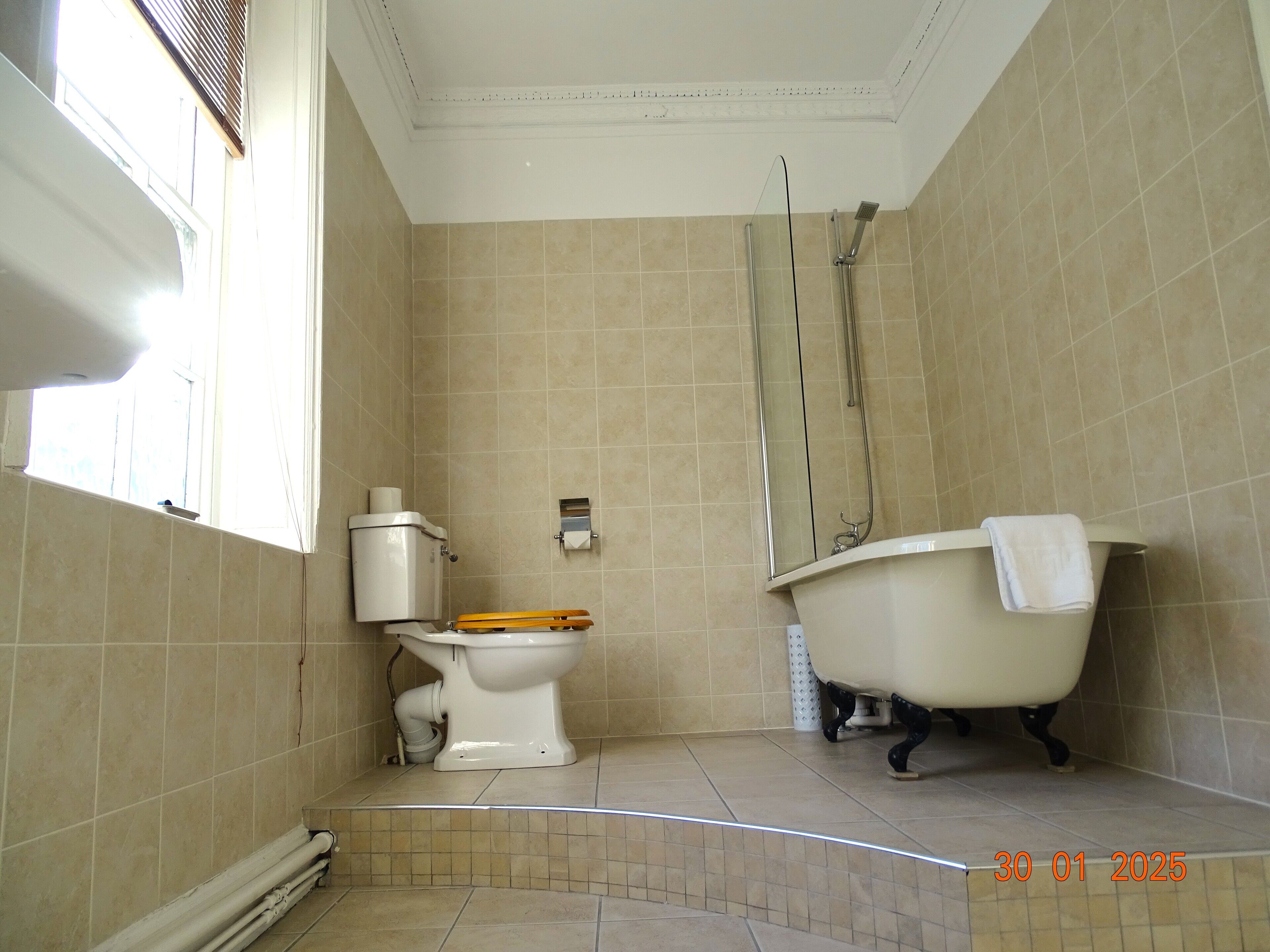 Un baño con inodoro, bañera y ducha.