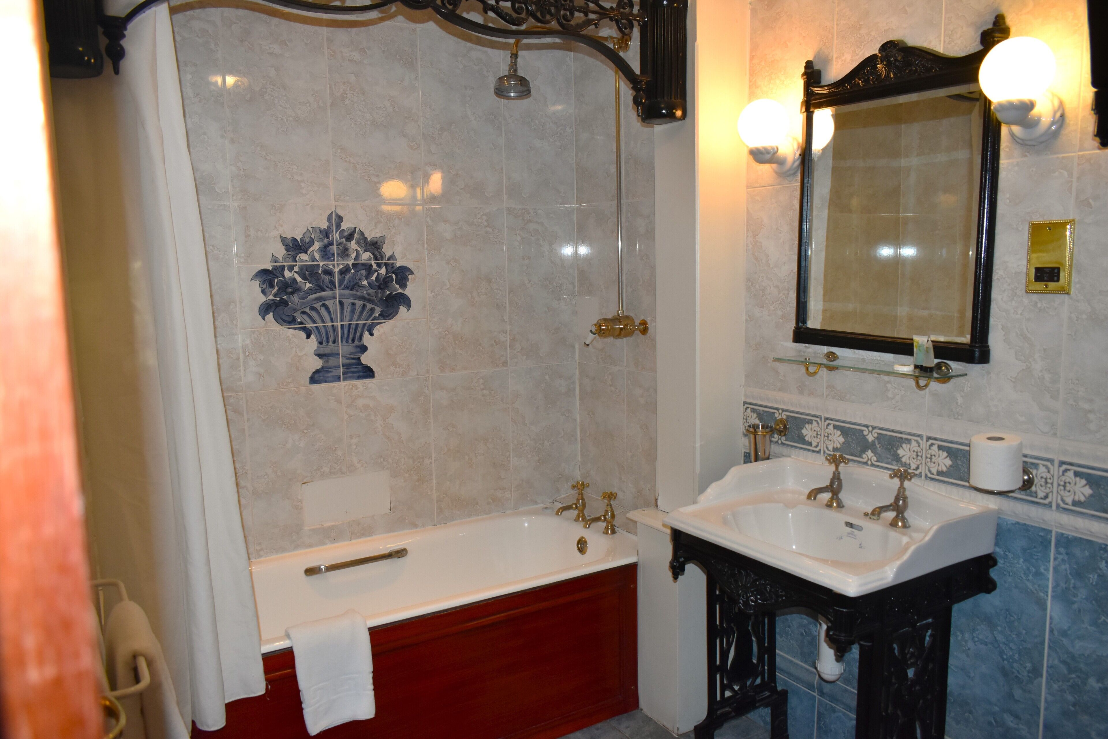 Suite | Bathroom | Combined shower/bathtub, free toiletries, hair dryer