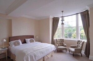 In-room safe, individually decorated, individually furnished, desk - Donington Manor Hotel (Derby)