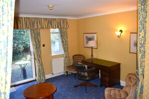 Suite | In-room safe, individually decorated, individually furnished, desk