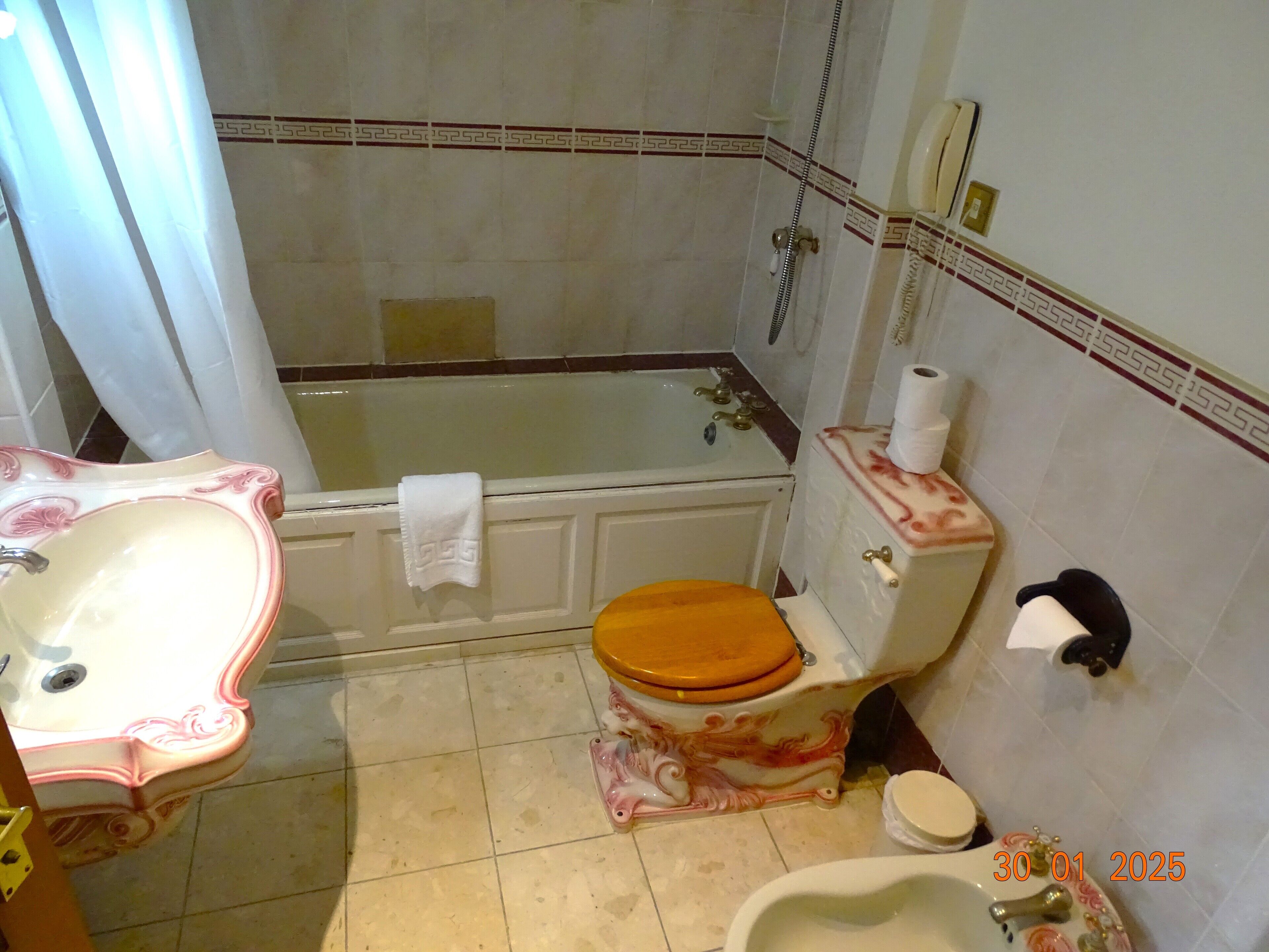 Kylpyhuone, jossa on kylpyamme, wc, pesuallas ja suihku.