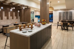 Desayuno completo diario (USD 18.95 por persona)