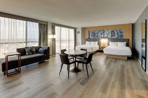 Ropa de cama de alta calidad y caja de seguridad en la habitación 