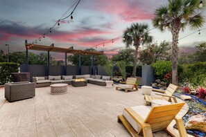 حيث تُقدم وجبات الإفطار، الغداء، العشاء، الأطباق الأمريكية