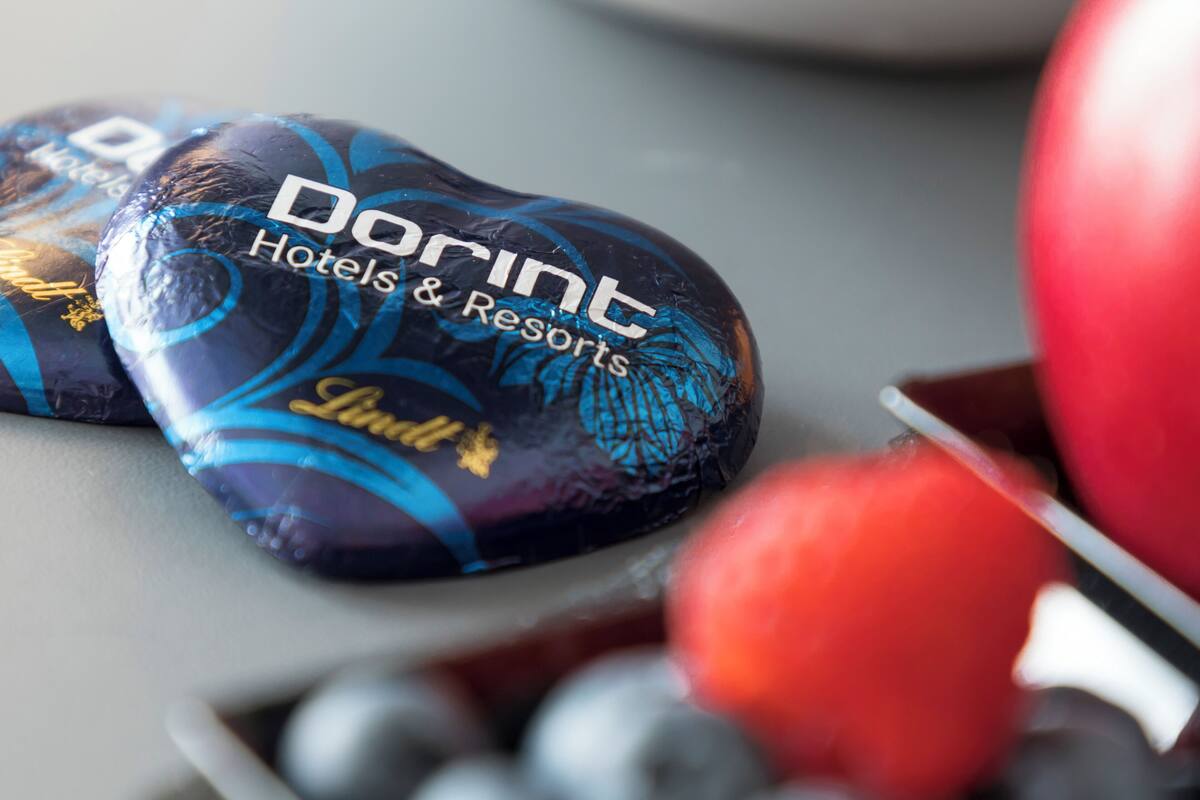 Een hartvormig object met de tekst 'DORINT Hotels & Resorts' en 'Lindt'.