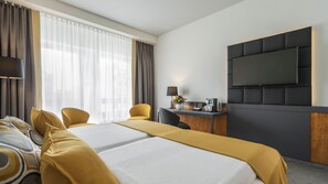 In-room safe, desk, laptop workspace, blackout curtains - Dorint Hotel Dresden (Dresden)