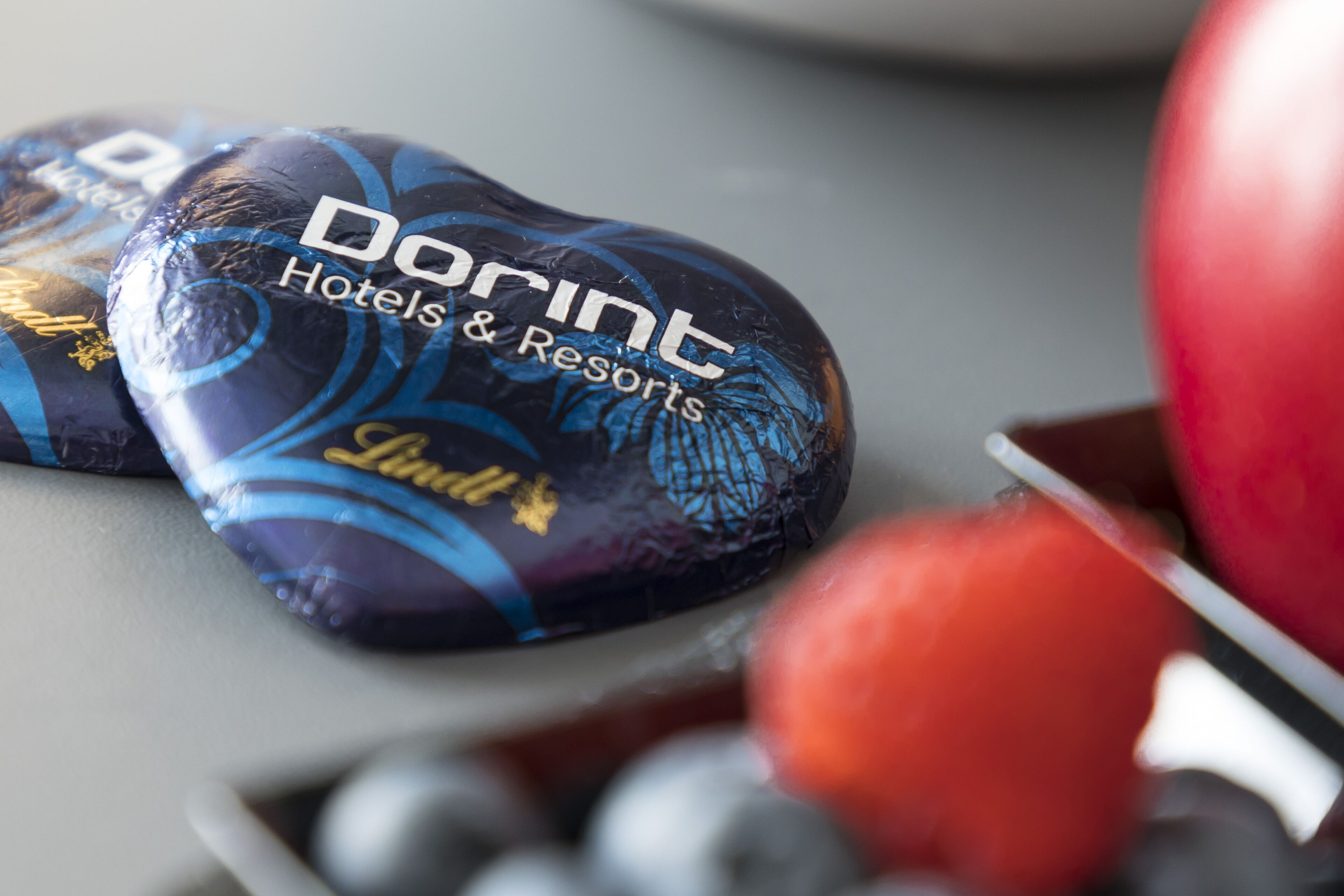 A heart-shaped object with the text "DORINT Hotels & Resorts" and "Lindt" on it.