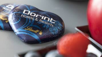 A heart-shaped object with the text "DORINT Hotels & Resorts" and "Lindt" on it.