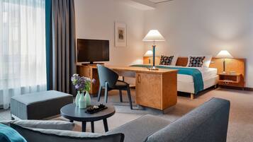 Junior-Studio | Zimmersafe, Schreibtisch, laptopgeeigneter Arbeitsplatz