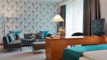 Junior-studio | Tallelokero huoneessa, työpöytä