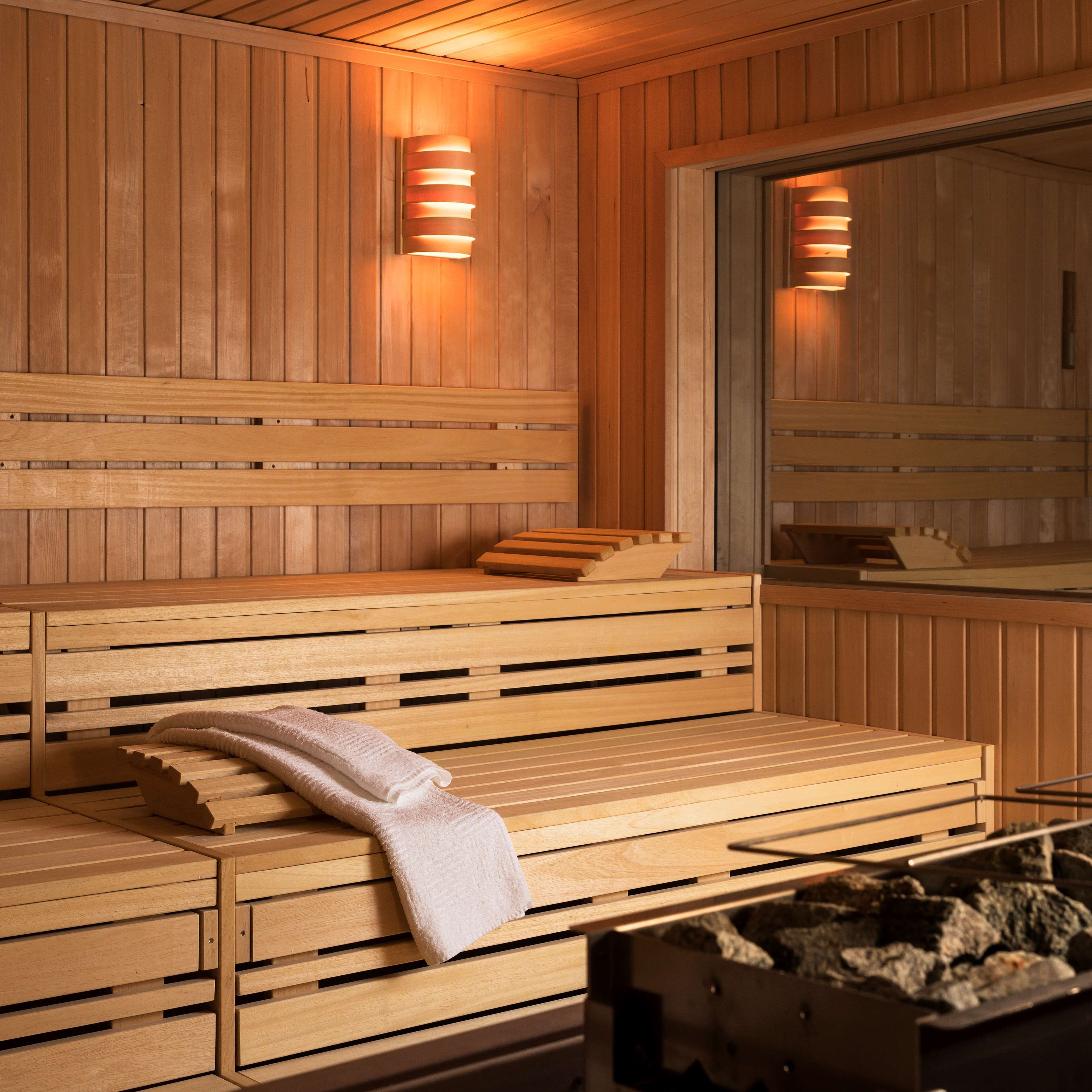 2 restaurants, lunch served