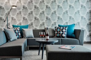 小型开间 | 客房内保险箱、办公桌、笔记本电脑工作区、遮光窗帘