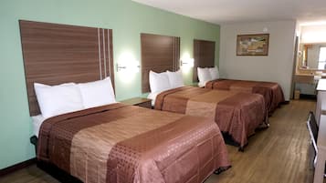 Habitación triple | Escritorio, tabla de planchar con plancha, wifi gratis y ropa de cama