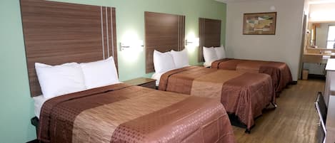 Triple Room | Desk, iron/ironing board, free WiFi, bed sheets