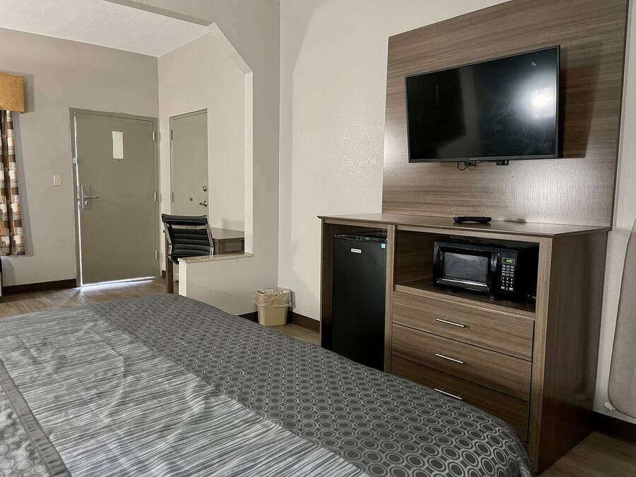 Escritorio, tabla de planchar con plancha, wifi gratis y ropa de cama