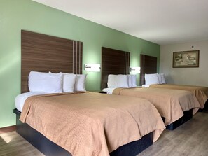 Habitación triple | Escritorio, tabla de planchar con plancha, wifi gratis y ropa de cama 