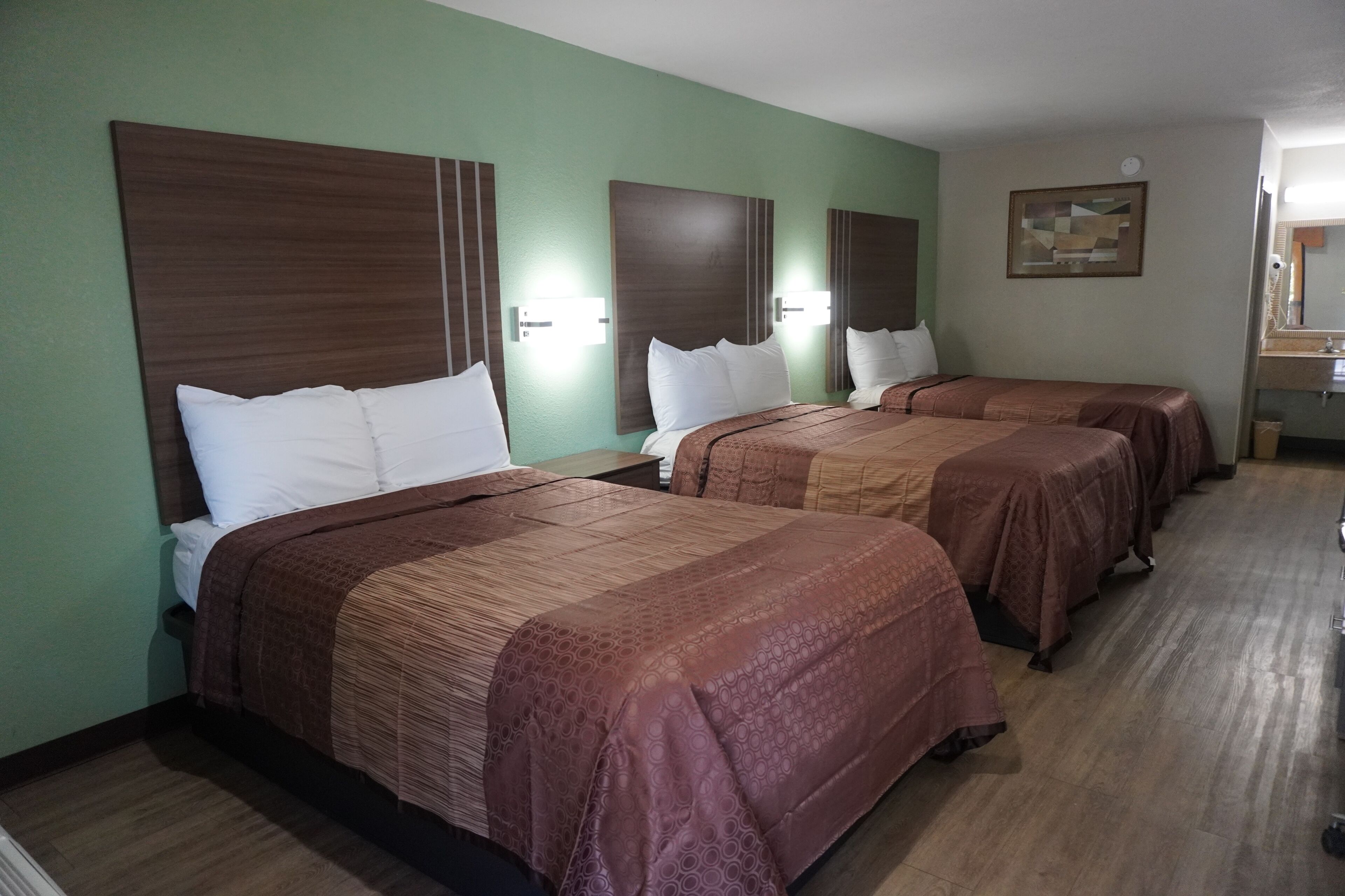 Triple Room | Desk, iron/ironing board, free WiFi, bed sheets