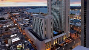 Um hotel Marriott com vista para o horizonte urbano e um rio.