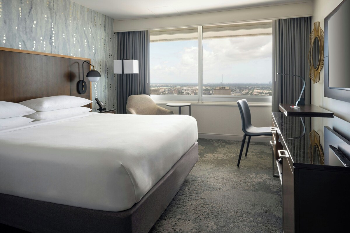 Premium bedding, down comforters, in-room safe, desk