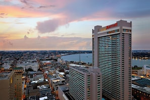 A high-rise Marriott hotel with a view of the cityscape and river at sunset. - New Orleans Marriott (New Orleans)