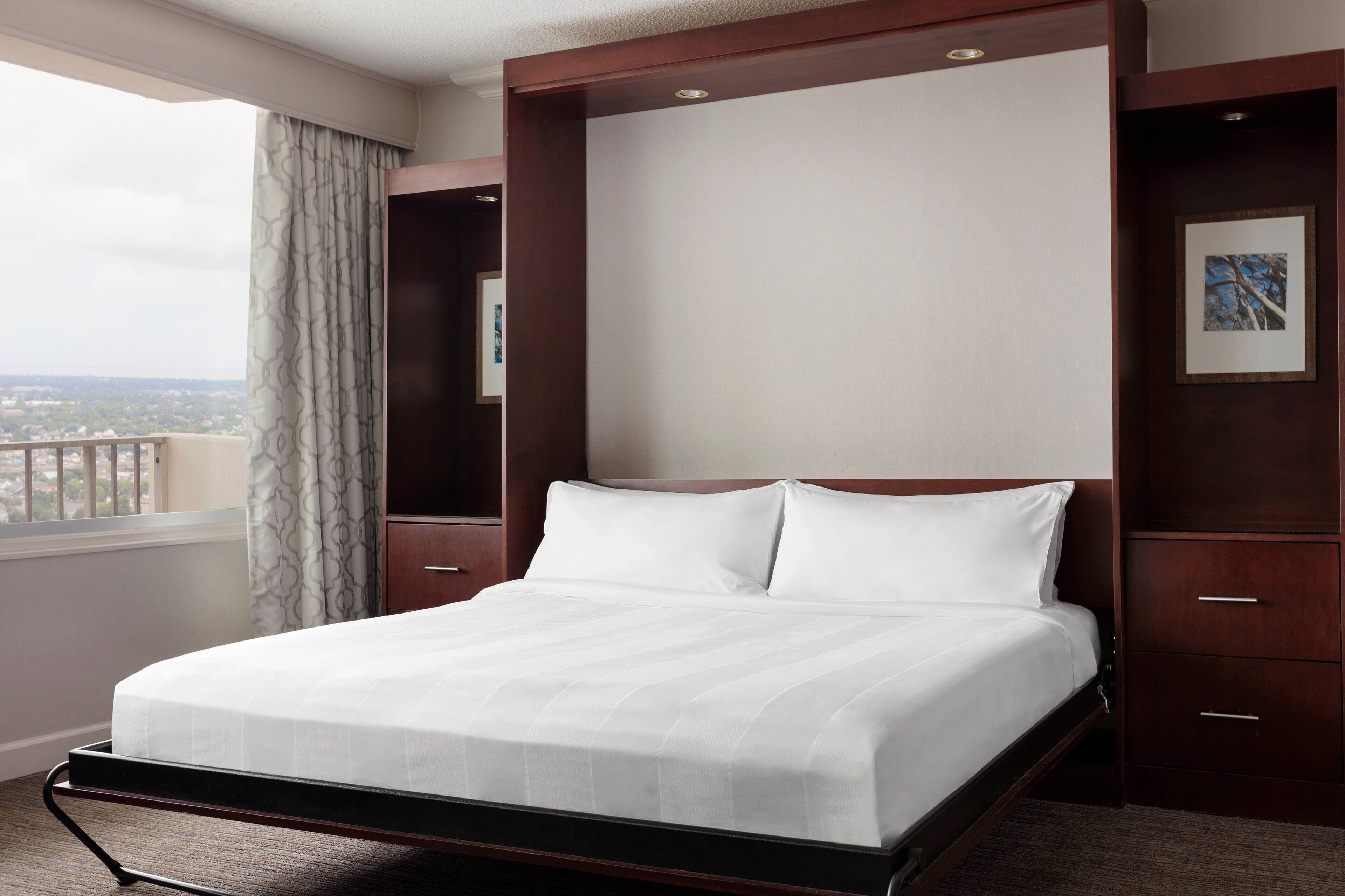 Suite, 1 Katil Raja (King), Non Smoking | Peralatan tempat tidur premium, gebar bulu kapas, peti besi dalam bilik 