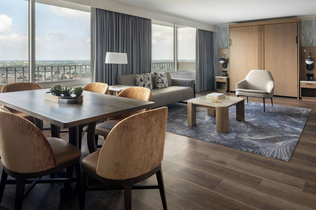 Suite, 1 King Bed | Premium bedding, down comforters, in-room safe, desk
