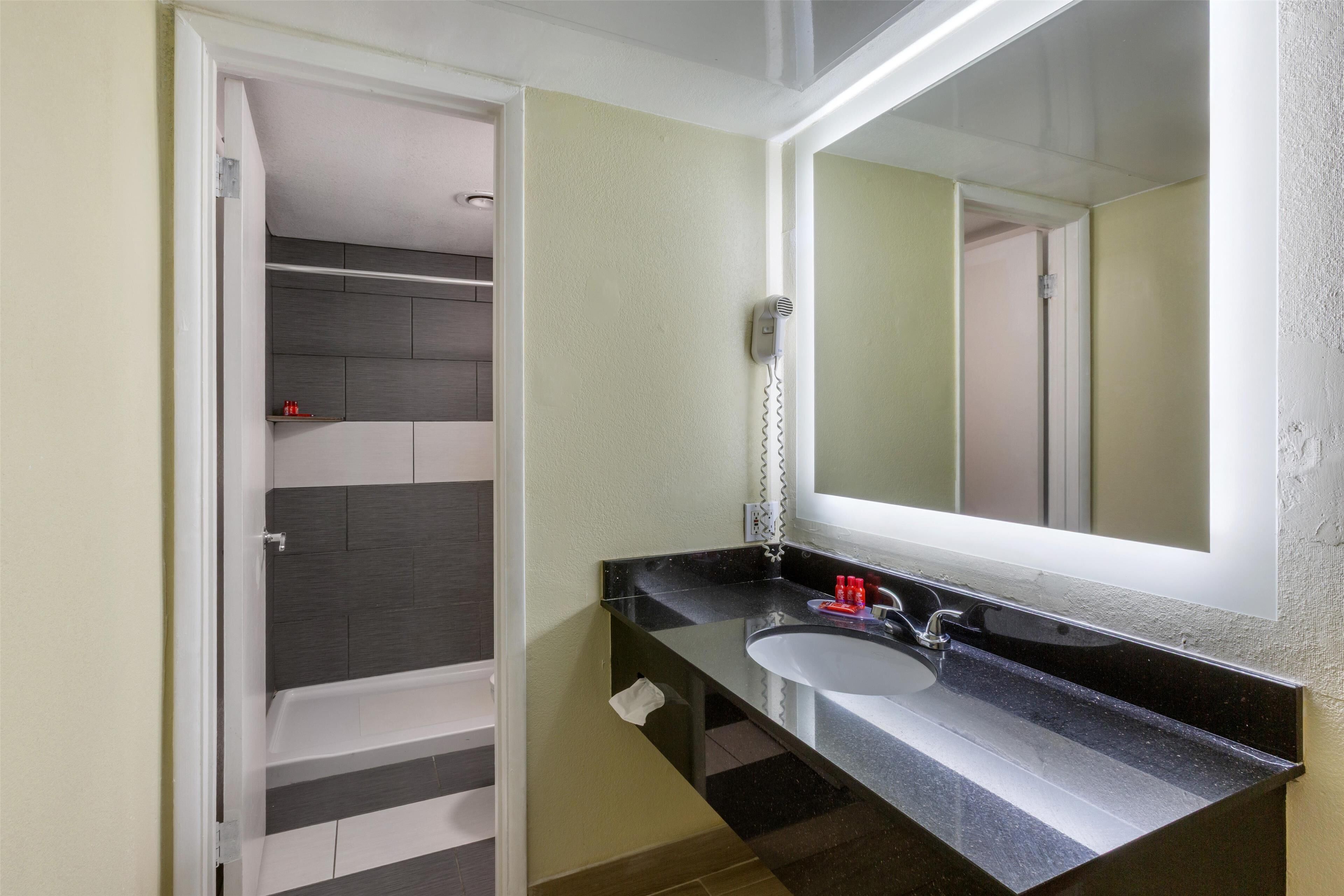 Camera, 2 letti queen | Bagno | Combinazione doccia/vasca