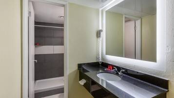 Camera, 2 letti queen | Bagno | Combinazione doccia/vasca