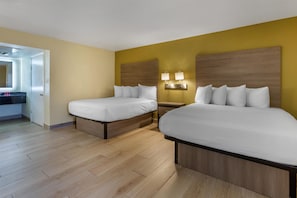Zimmer, 2 Queen-Betten, barrierefrei | 1 Schlafzimmer, hochwertige Bettwaren, Schreibtisch