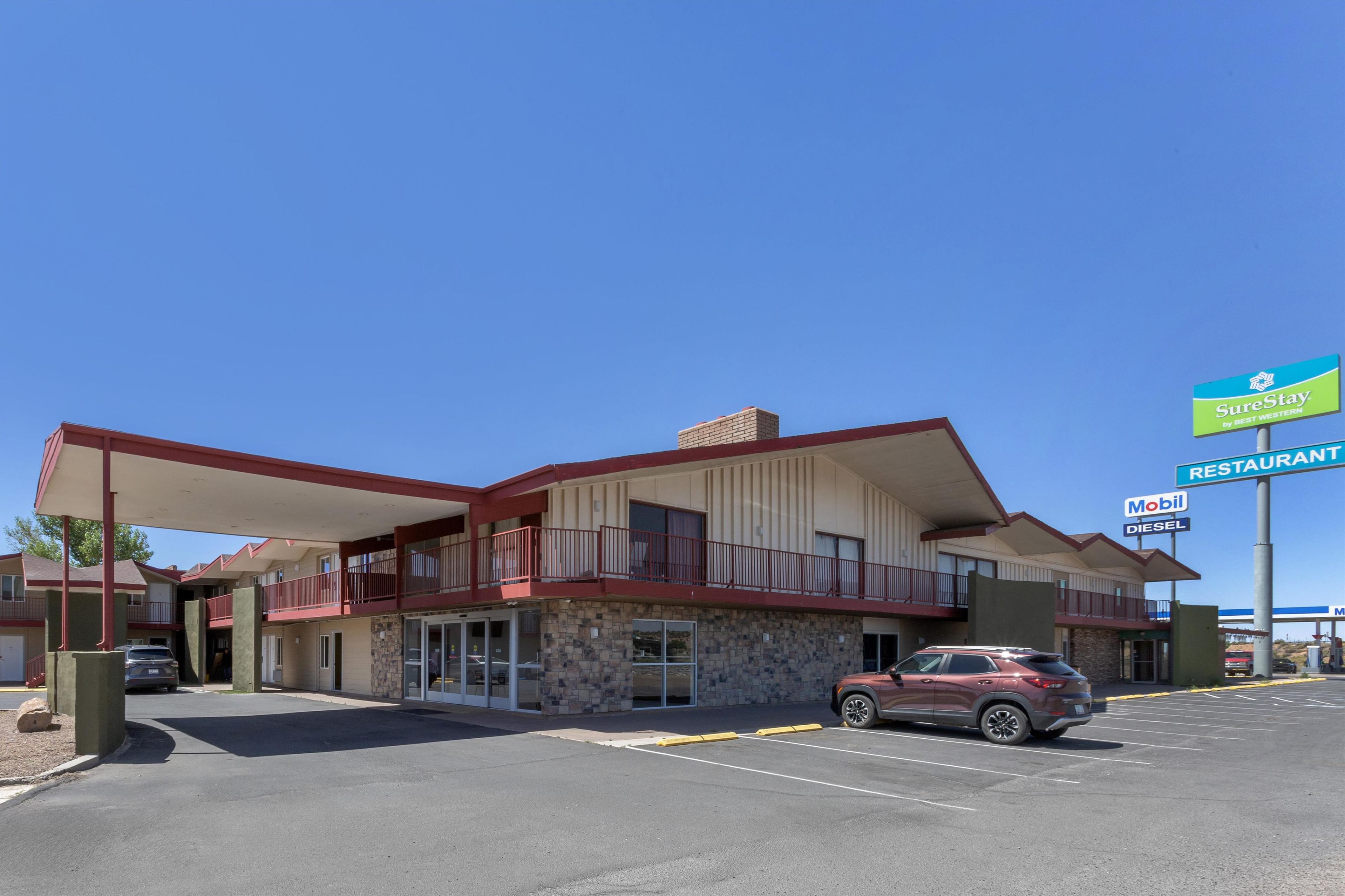 Un motel con restaurante, estación de servicio y aparcamiento.