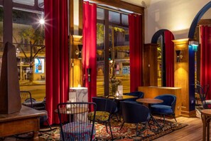 Lobby lounge