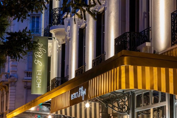 A hotel entrance with a sign reading "HOTEL S. Regis" and "BISTROT REGIS".