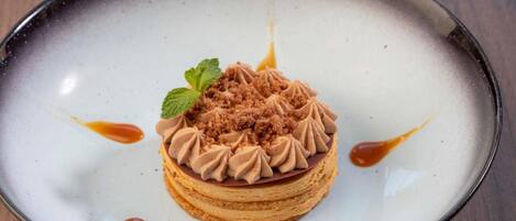 Un postre en un plato con adorno de menta.