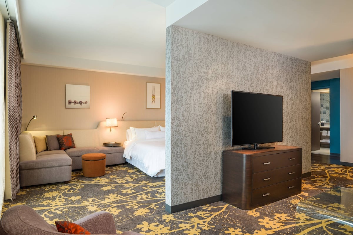 Junior Suite, 1 King Bed, City View | Down comforters, pillowtop beds, in-room safe, desk