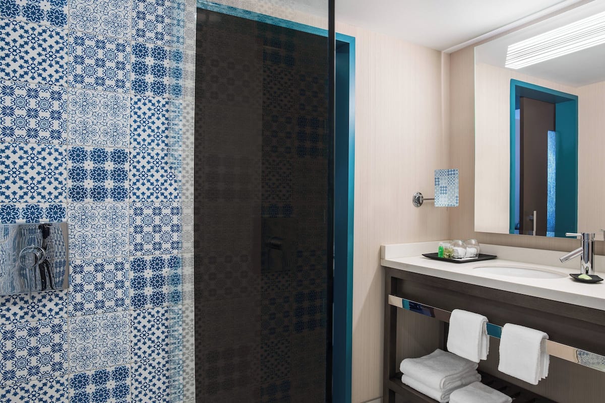 Articles de toilette (gratuits), séchoir à cheveux, serviettes fournies