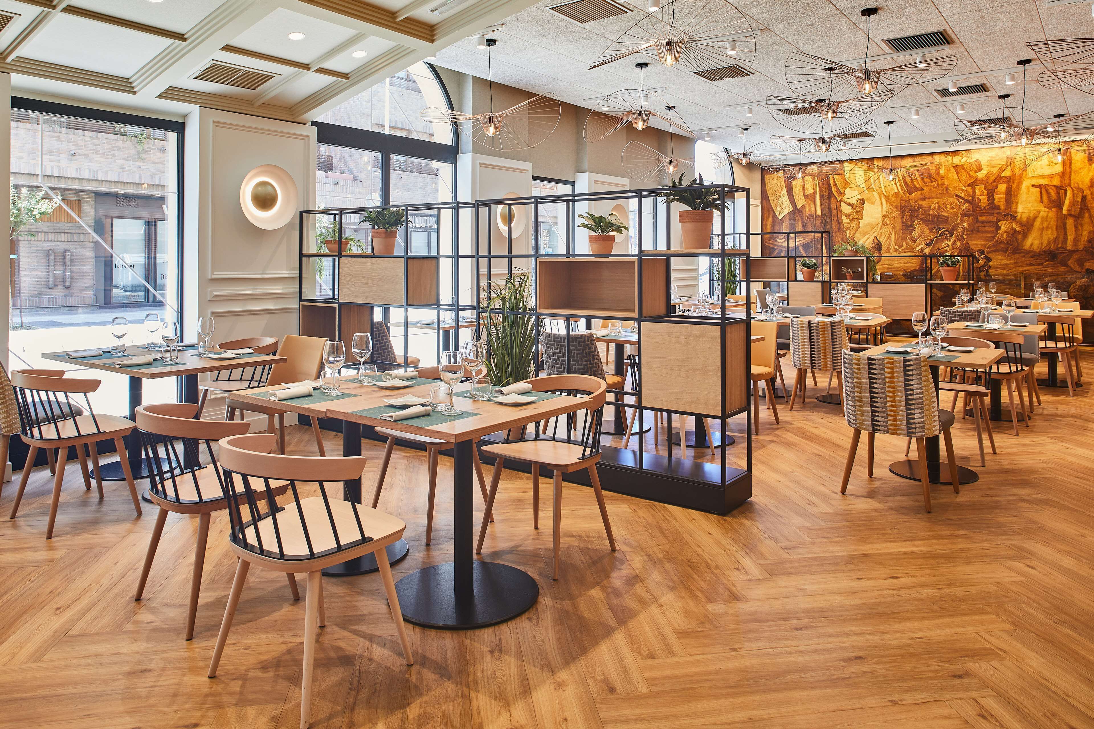 บริการอาหารกลางวันและอาหารเย็น