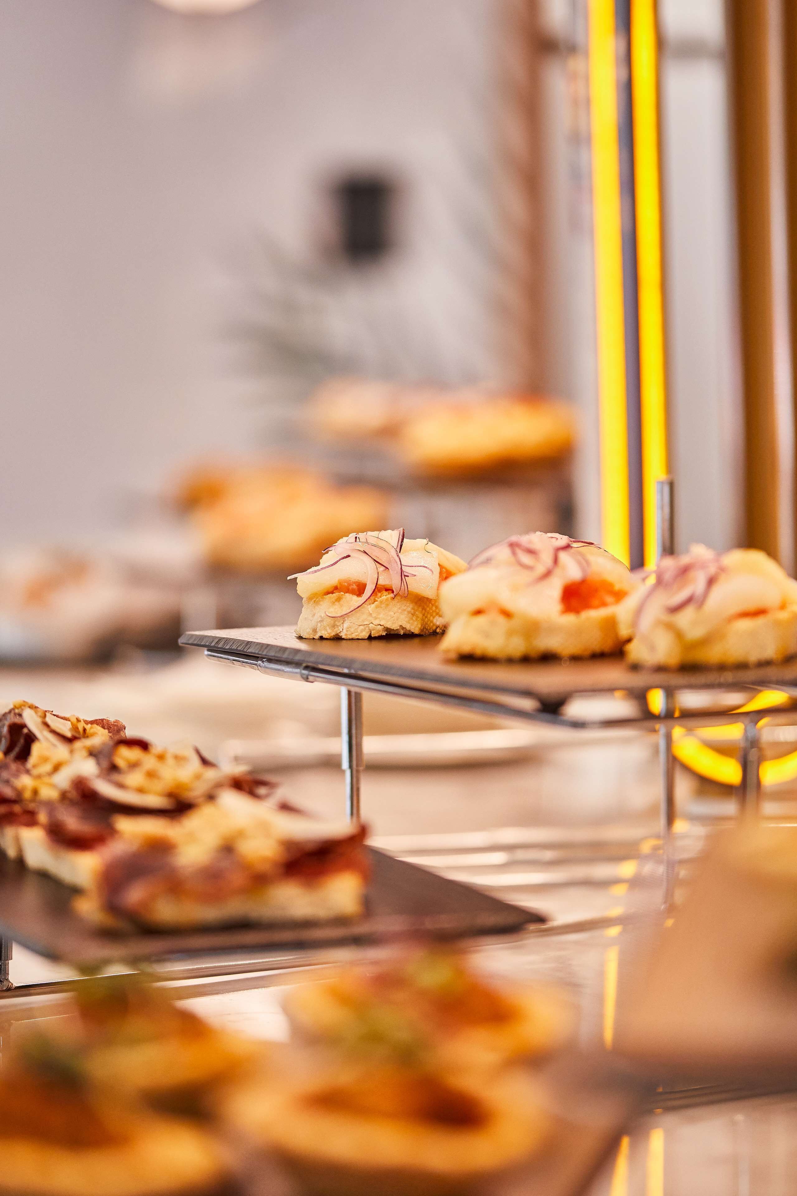 Un assortiment de pâtisseries et de desserts présentés sur une table de buffet.