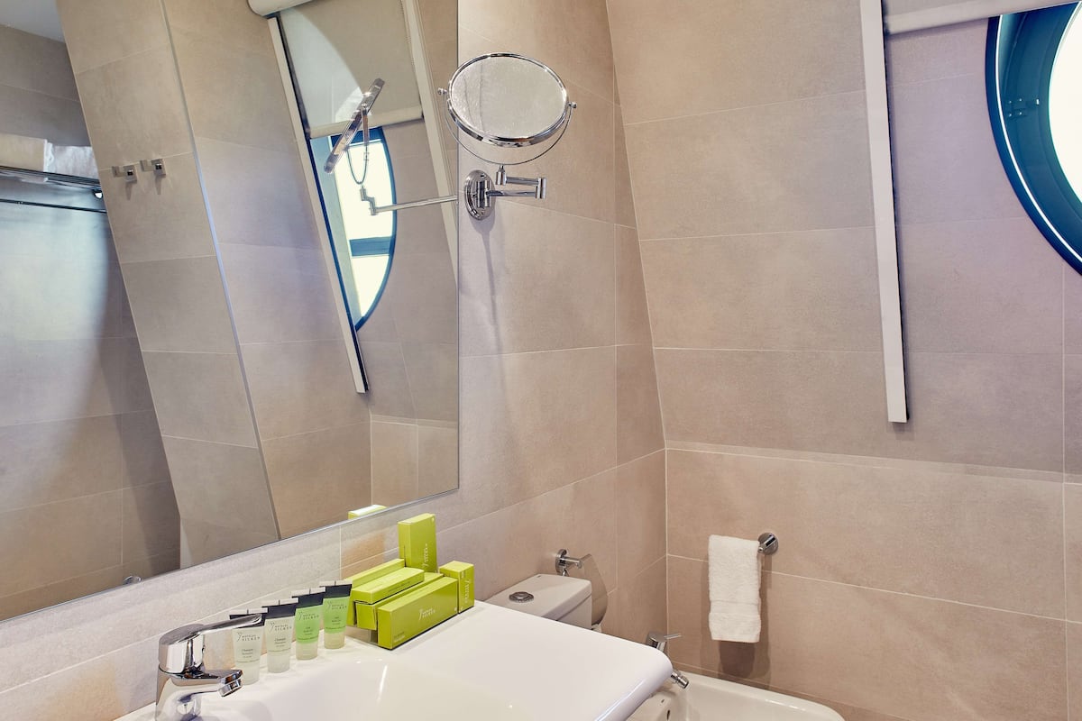 shower, rainfall showerhead, eco-friendly toiletries, hair dryer