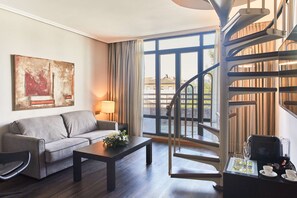 Edredón, minibar, caja de seguridad en la habitación y escritorio 