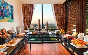 每日供應自助早餐 (費用另計)