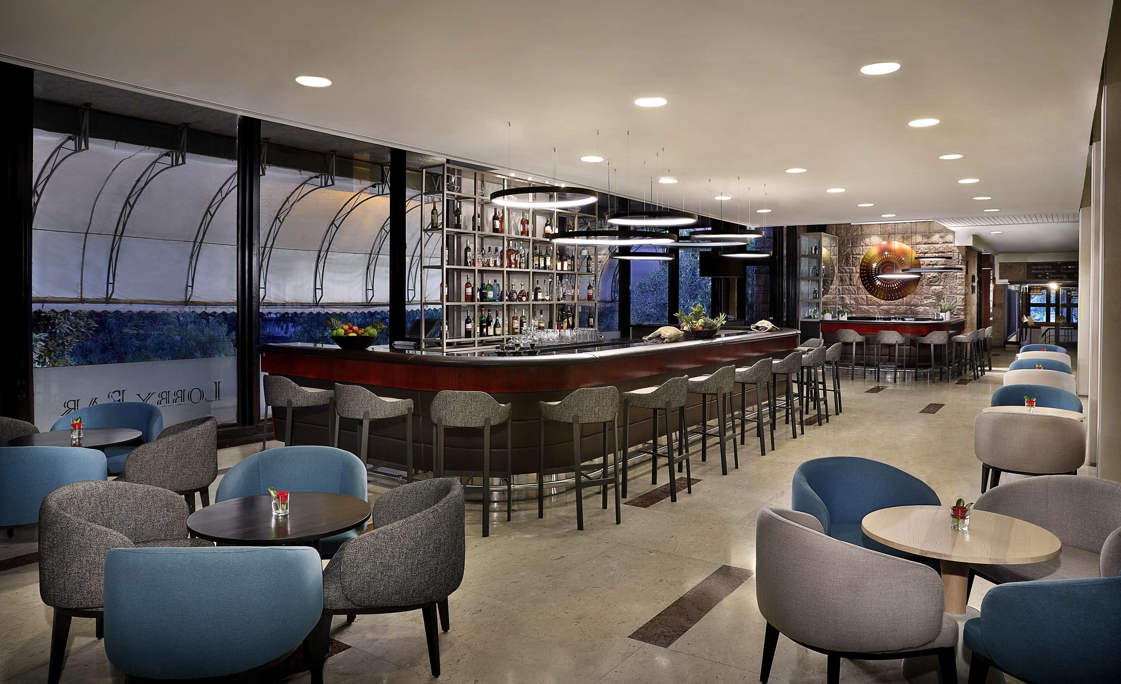 3 bars/lounges, 2 poolside bars