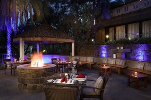 3 bars/lounges, 2 poolside bars